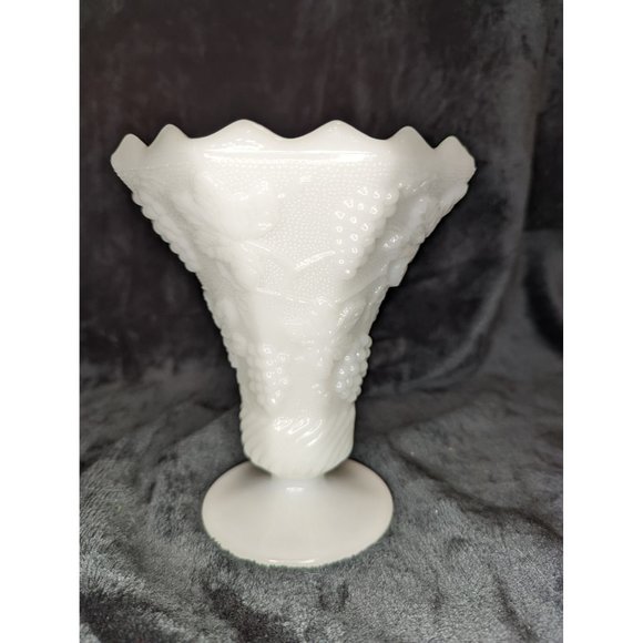 Vintage Westmoreland Milk Glass Vase, Classic Grapes Pattern Great Condition - Picture 1 of 4